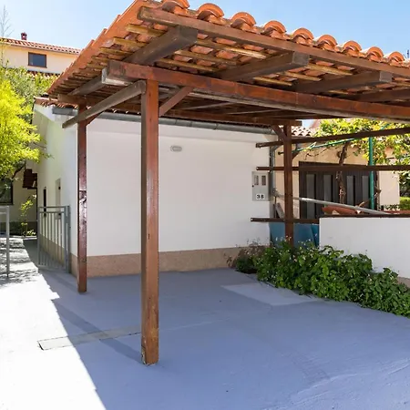 Apartment 2 Bedroom Lovely In Valbandon