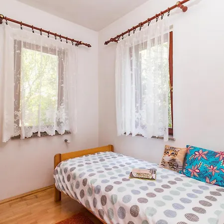 2 Bedroom Lovely In Valbandon