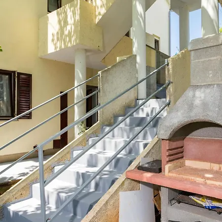 2 Bedroom Lovely In Apartment Valbandon