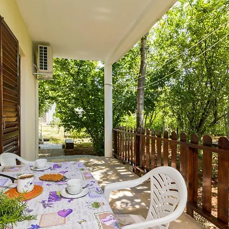 Apartment 2 Bedroom Lovely In Valbandon