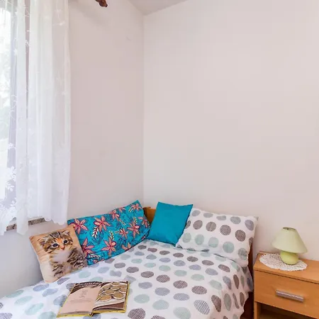 Apartment 2 Bedroom Lovely In Valbandon